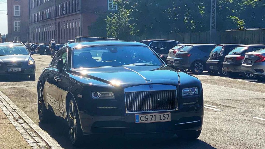 Things-You-Can-Do-During-a-Limousine-Airport-Transfer-on-successtuff
