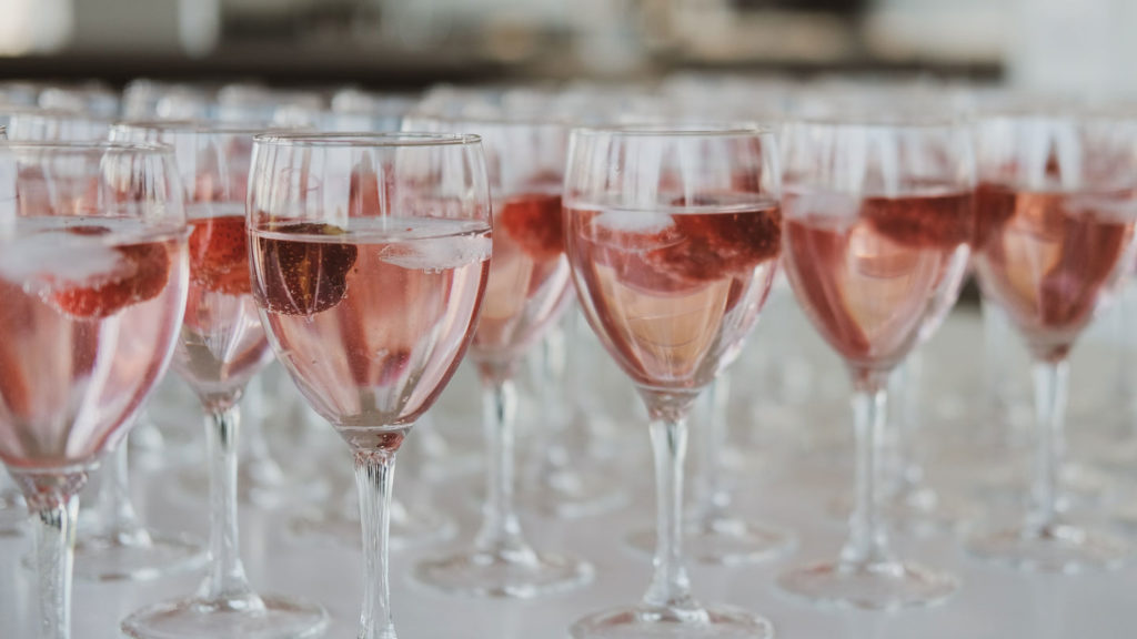 Make-Your-Summer-Activities-Great-with-the-Rose-Wine-on-successtuff